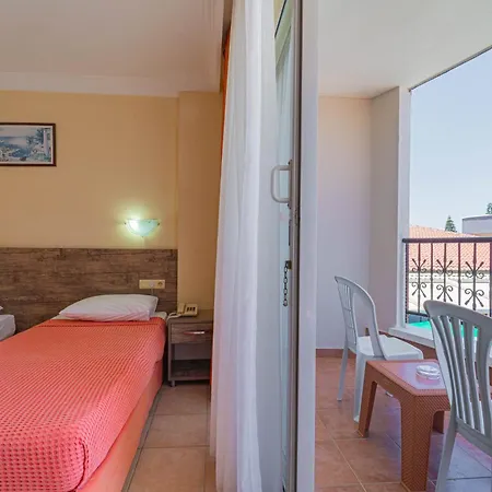 Sayanora Hotel *